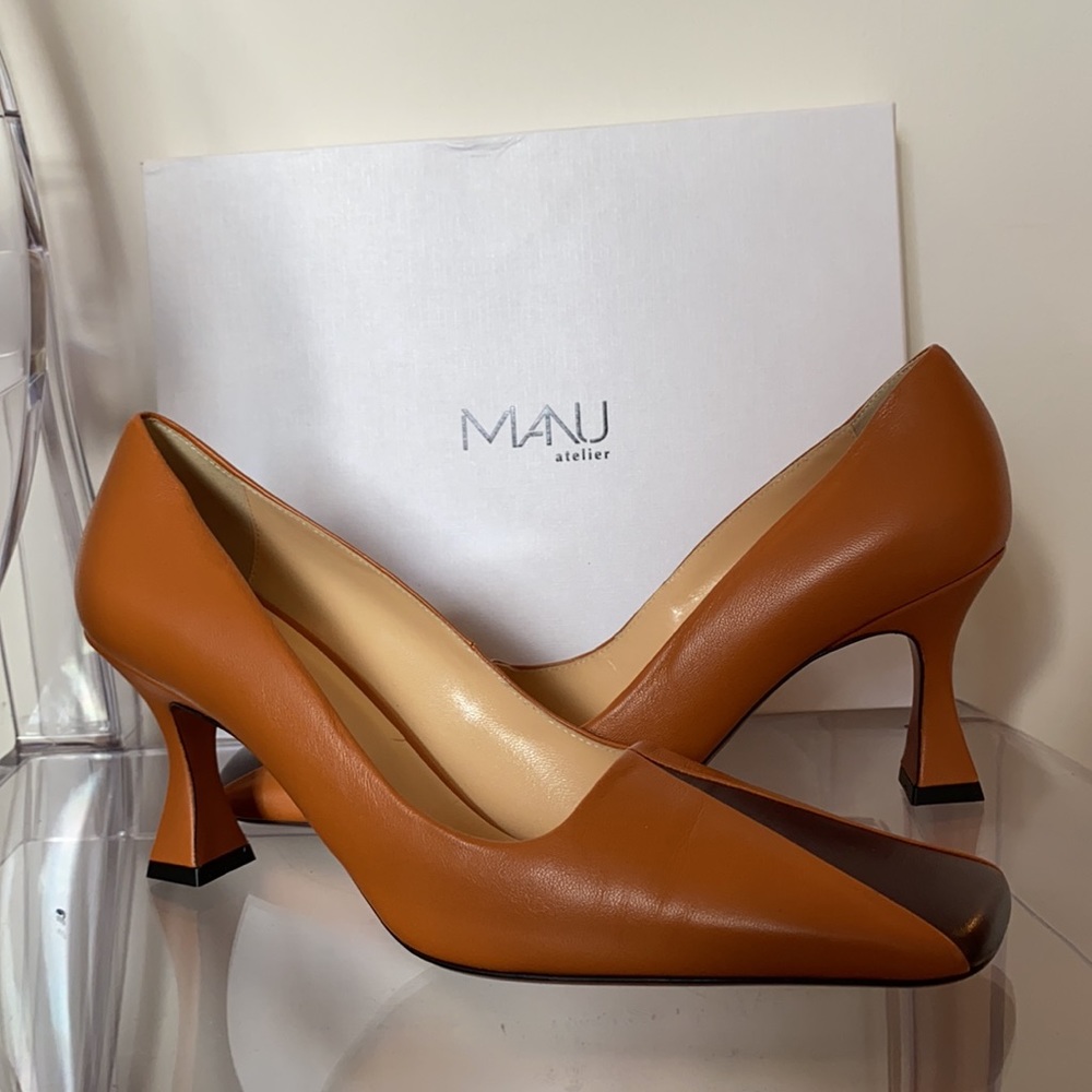Italian leather Manu atelier duck pumps, beige